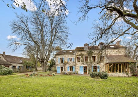 Maison de 320m2 avec dépendances, terrain de 2800m2 Le Mesnil-Saint-Denis